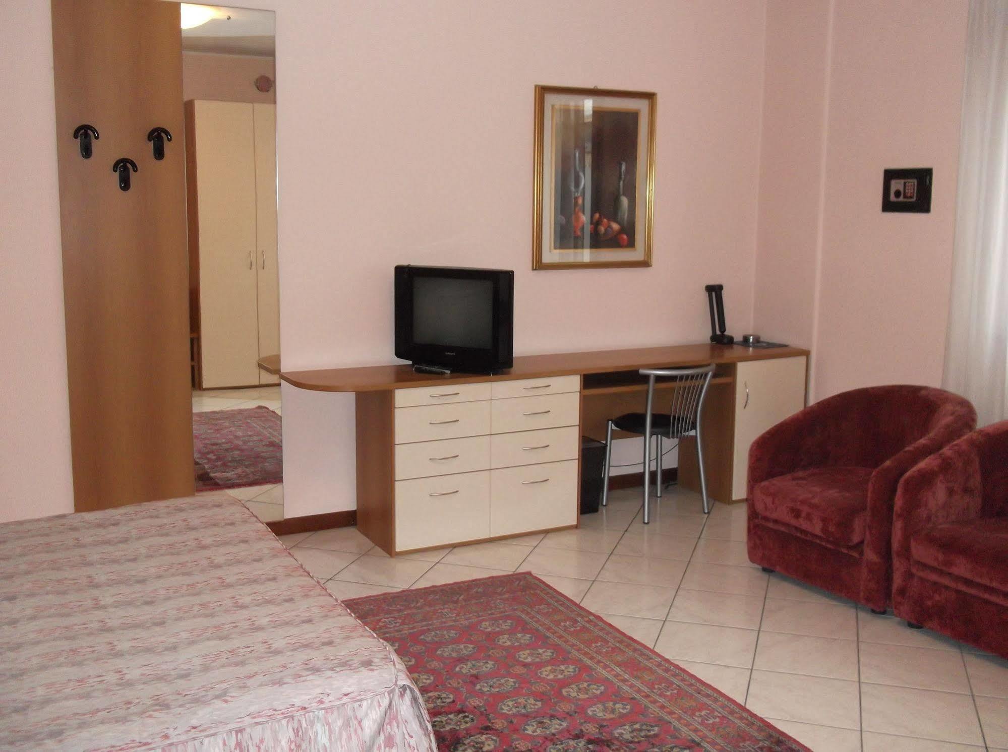 Hotel Residence La Fontana Марьяно-Коменсе Экстерьер фото